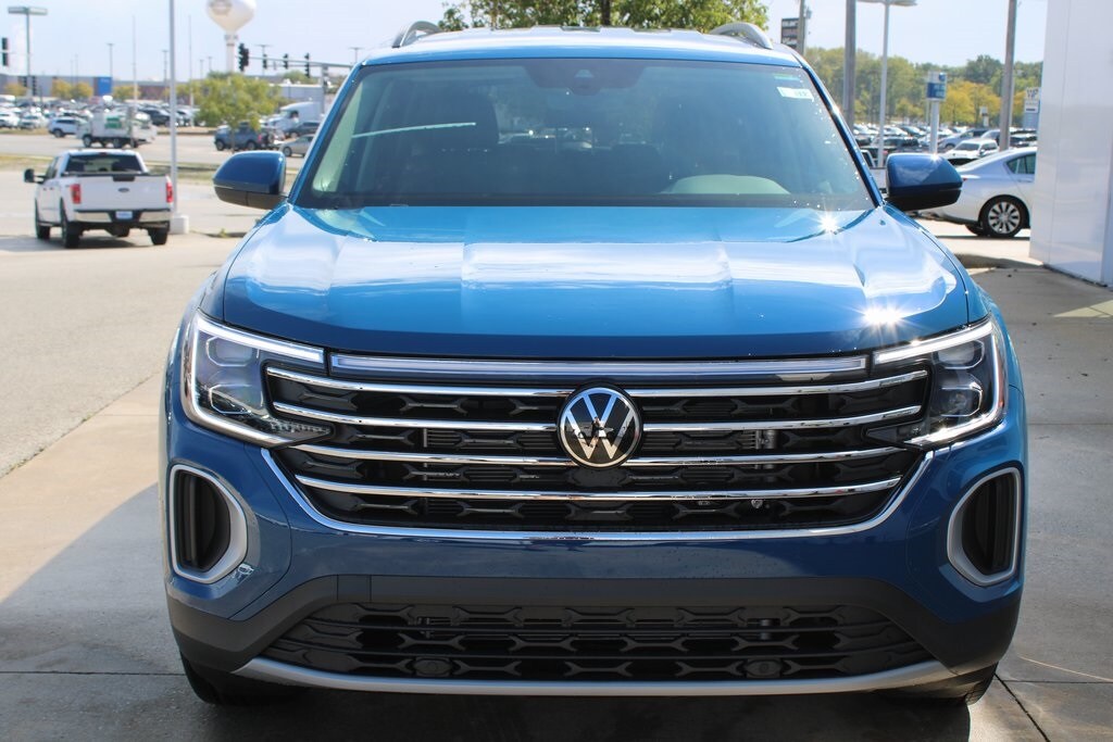 2026 Volkswagen Atlas SE photo 2