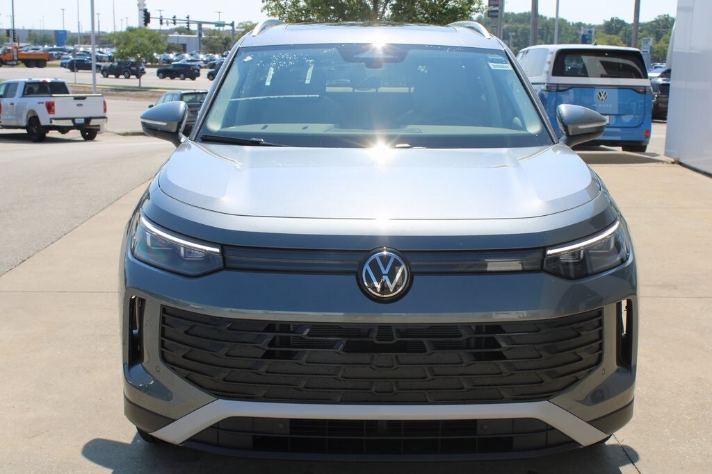 2025 Volkswagen Tiguan SE photo 2