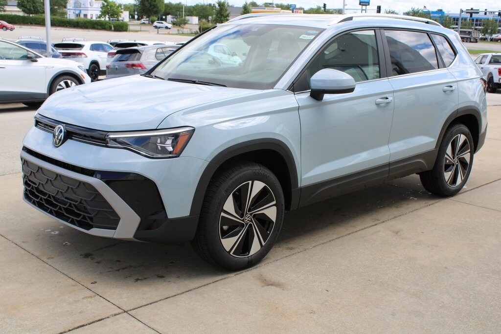 2025 Volkswagen Taos SE photo 2
