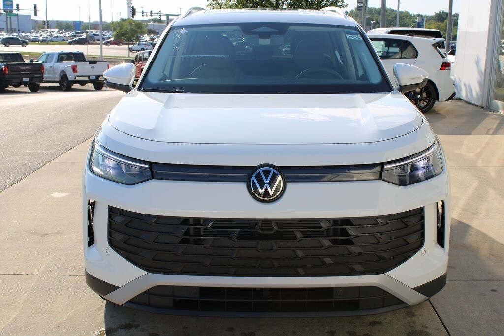 2025 Volkswagen Tiguan SE photo 2