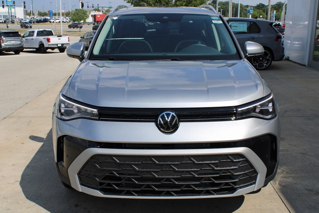 2025 Volkswagen Taos SE photo 2