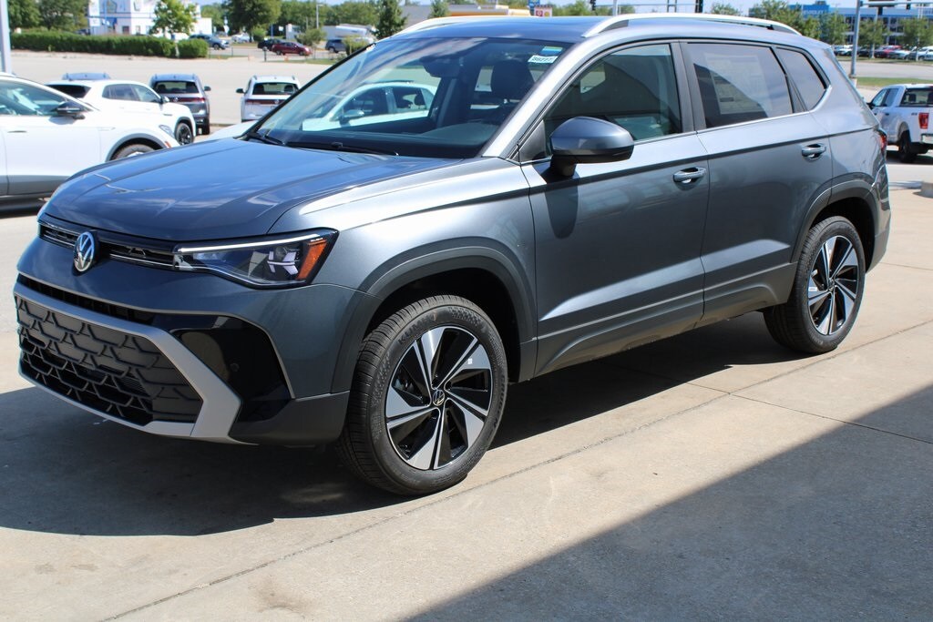 2025 Volkswagen Taos SE photo 3