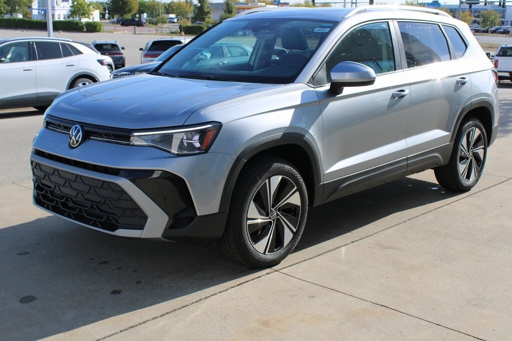 2025 Volkswagen Taos SE photo 3
