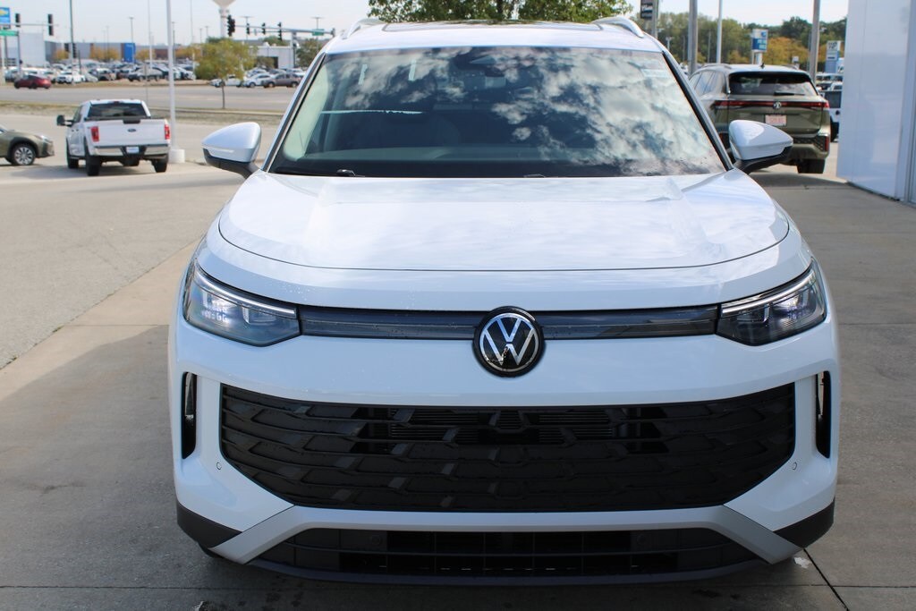 New 2025 Volkswagen Tiguan 2.0T SE SUV