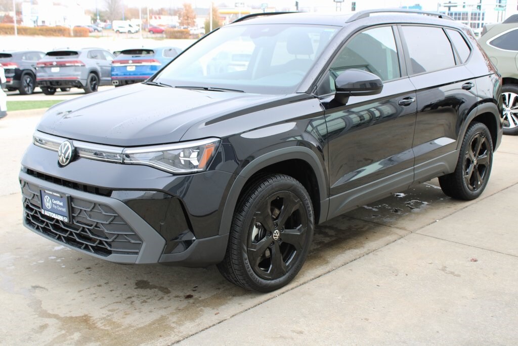 2025 Volkswagen Taos SE photo 3