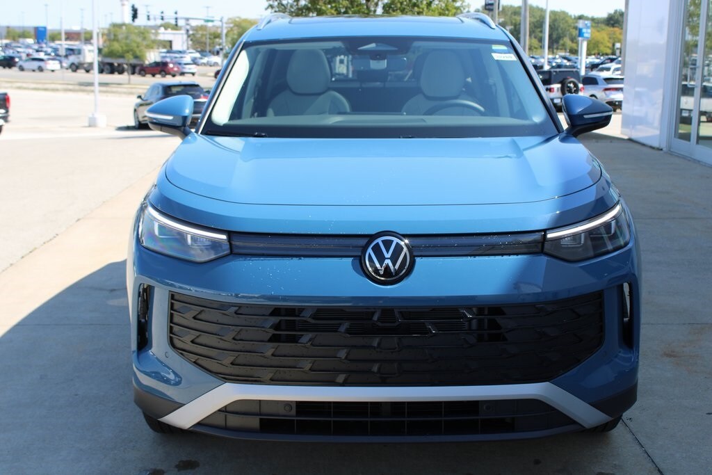 2025 Volkswagen Tiguan SE photo 2