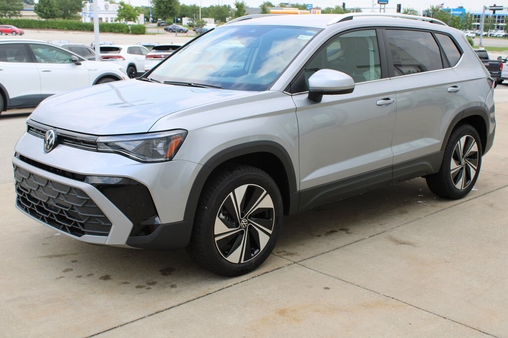 2025 Volkswagen Taos SE photo 3