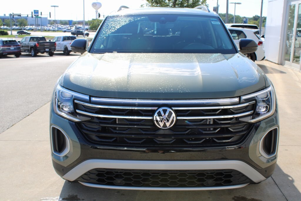 2025 Volkswagen Atlas Peak Edition SE photo 2