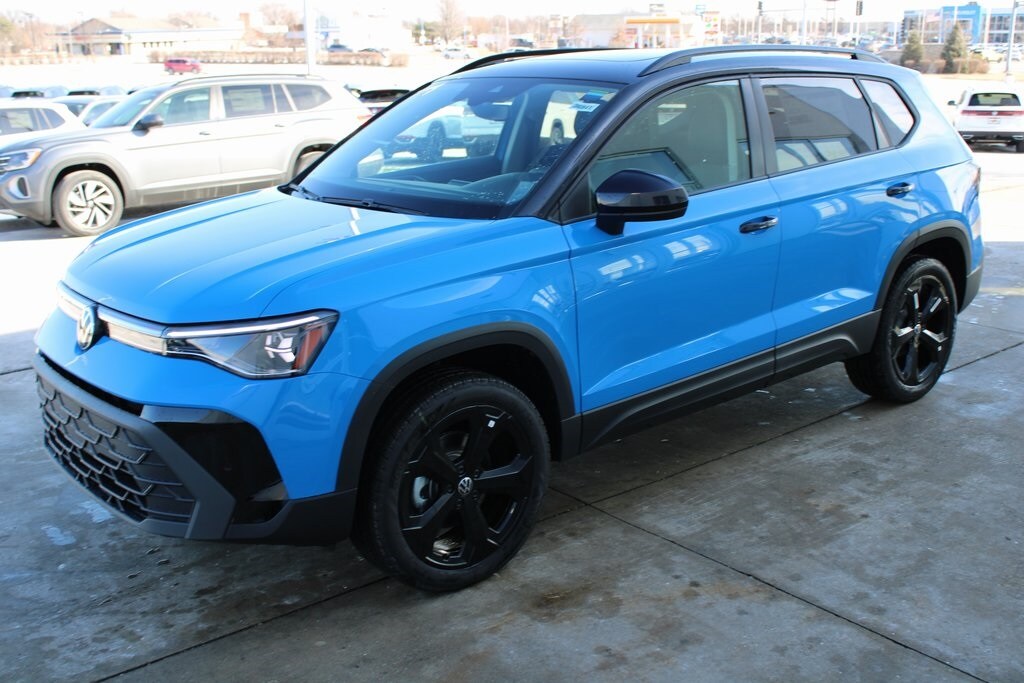 2025 Volkswagen Taos SE photo 3