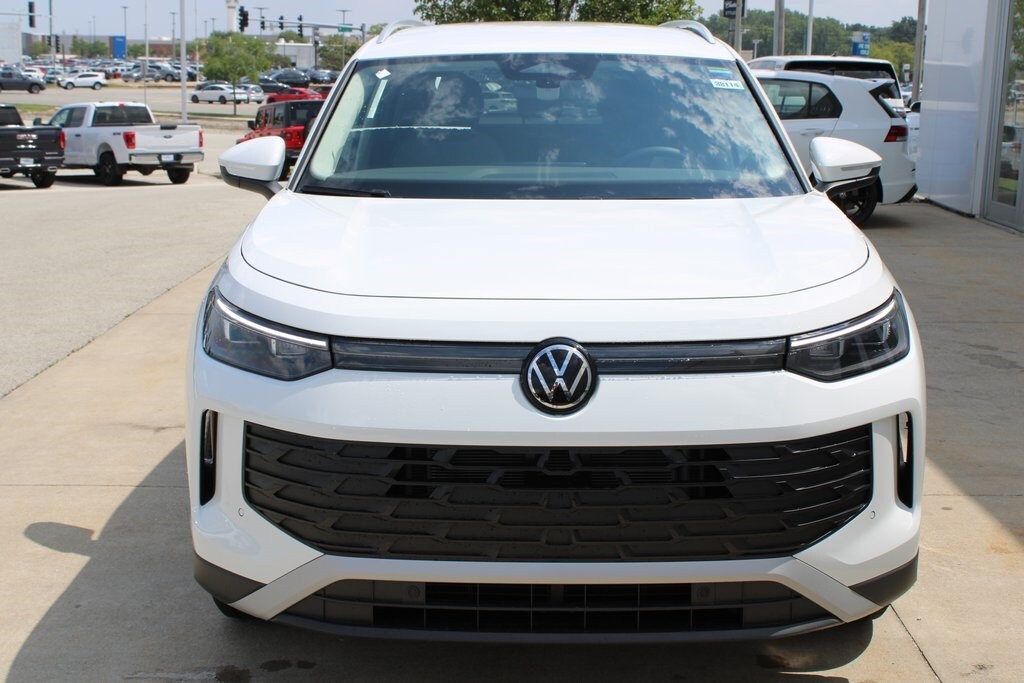 2025 Volkswagen Tiguan S photo 2