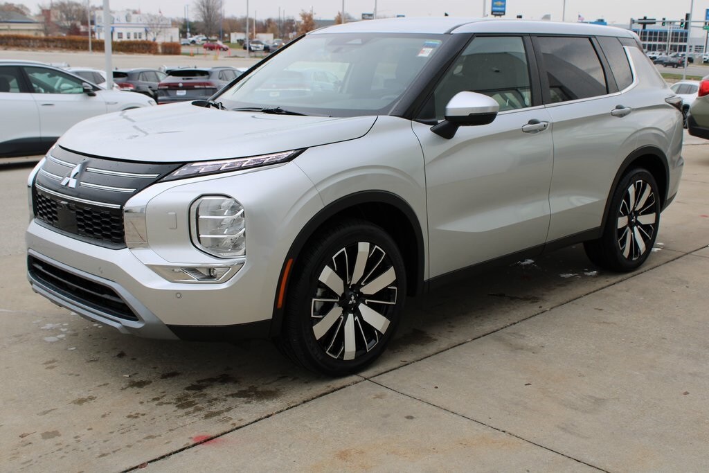 2025 Mitsubishi Outlander SE photo 2