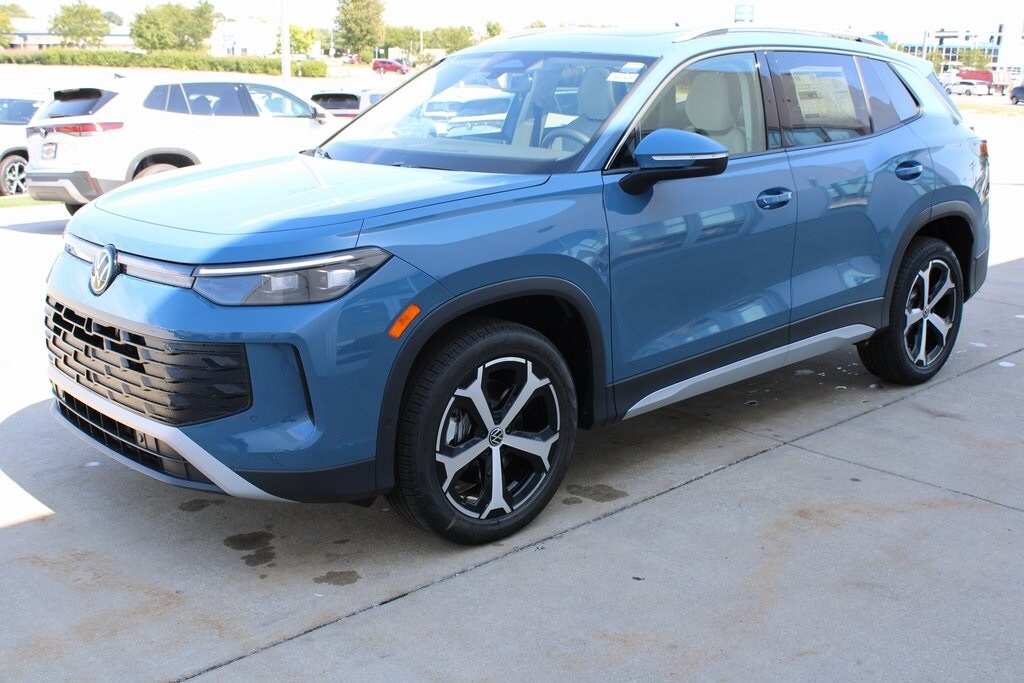 2025 Volkswagen Tiguan SE photo 3