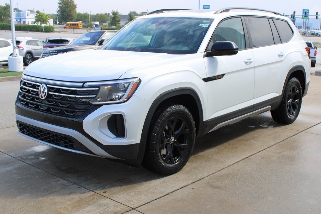 2026 Volkswagen Atlas Peak Edition SE photo 3