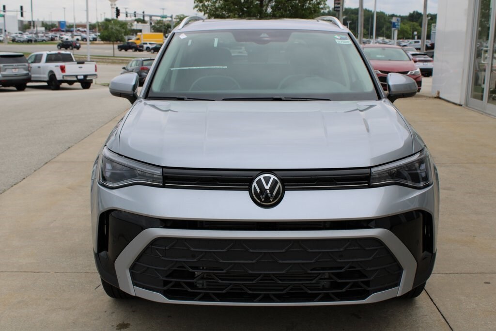 2025 Volkswagen Taos SE photo 2