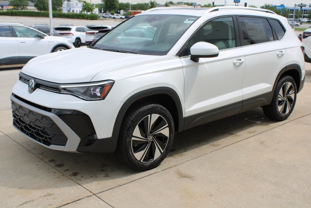 2025 Volkswagen Taos SE photo 2