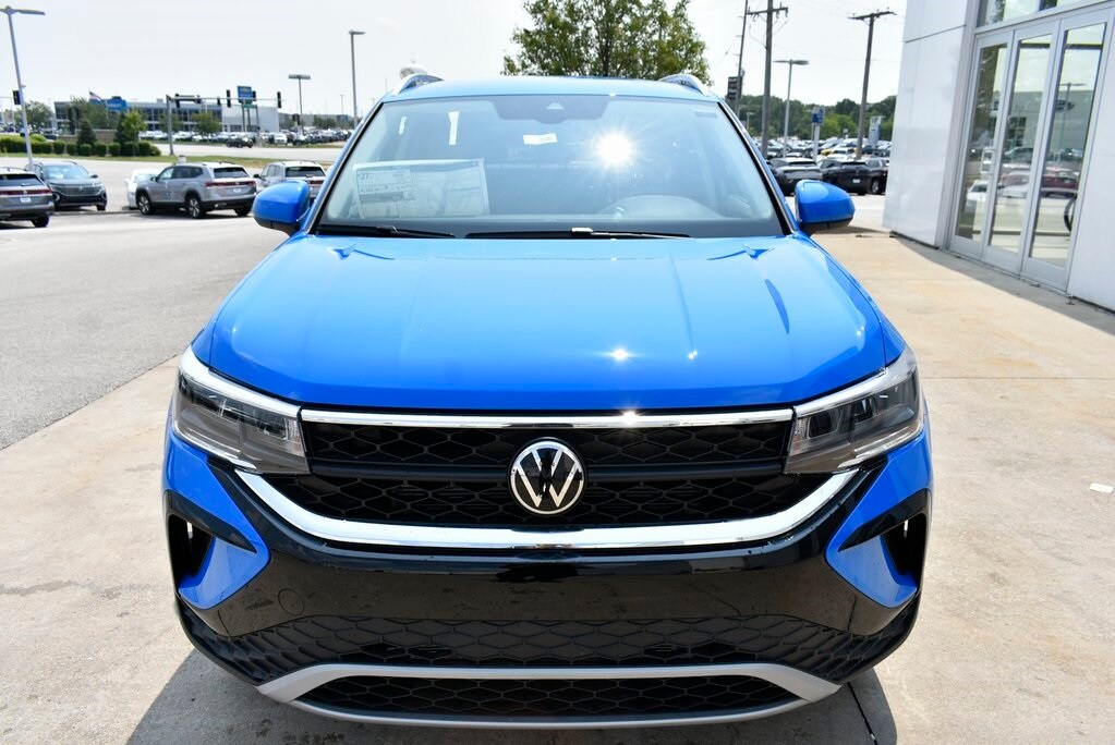 2024 Volkswagen Taos SE photo 2