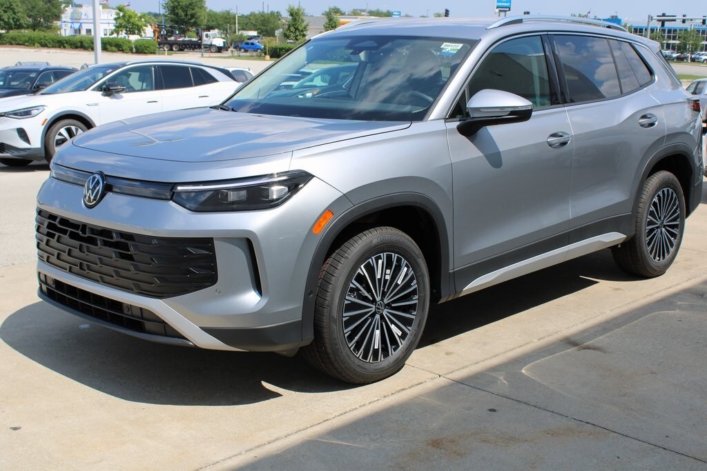 2025 Volkswagen Tiguan S photo 3