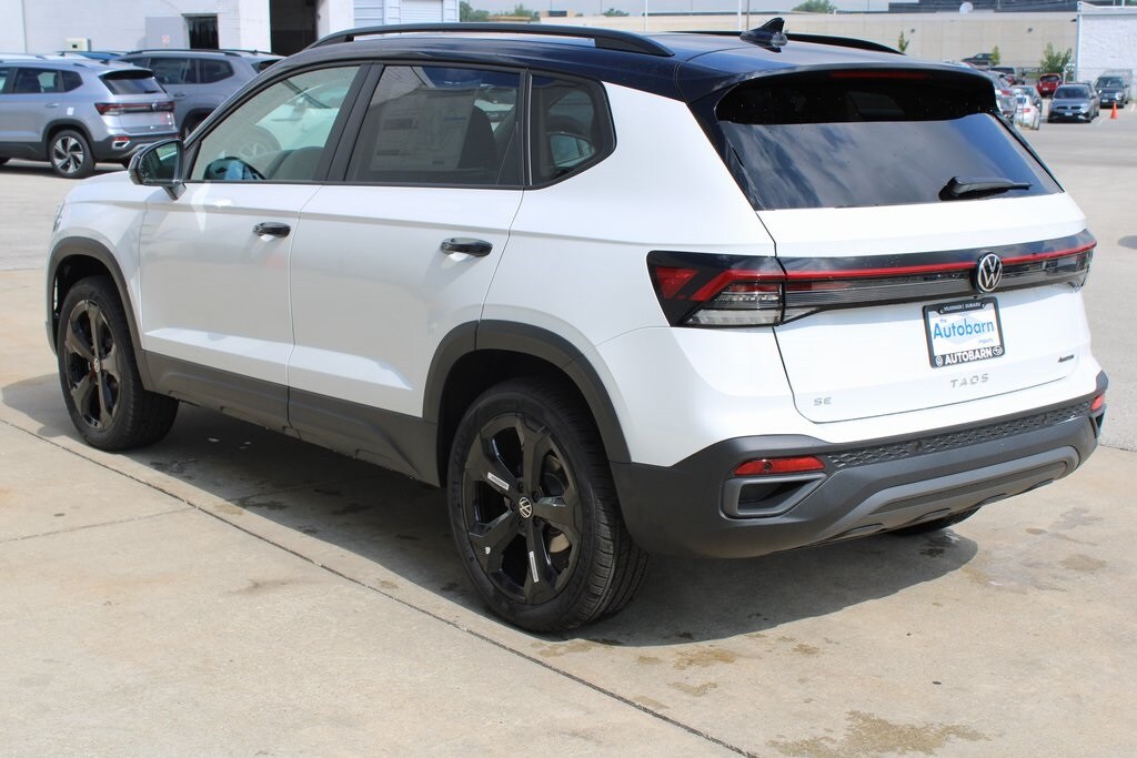 2025 Volkswagen Taos SE photo 3