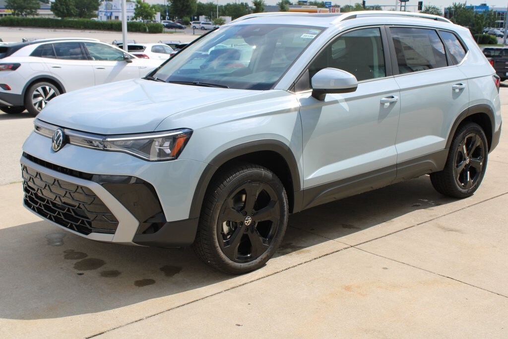 2025 Volkswagen Taos SEL photo 2