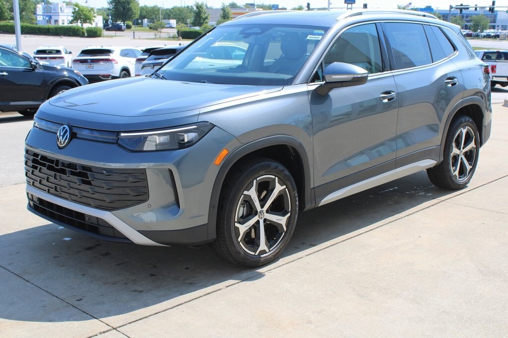 2025 Volkswagen Tiguan SE photo 3