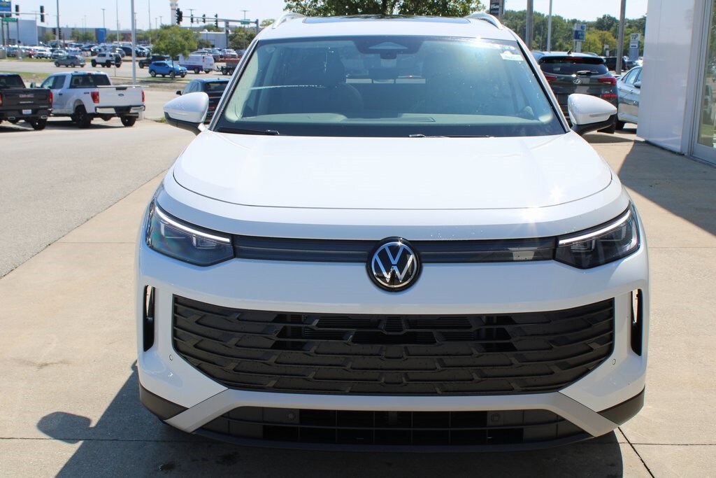 2025 Volkswagen Tiguan SE photo 2