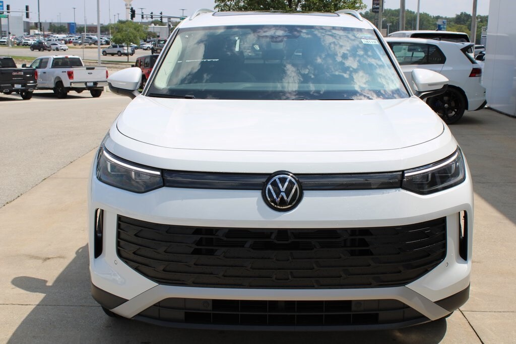 2025 Volkswagen Tiguan SE photo 2