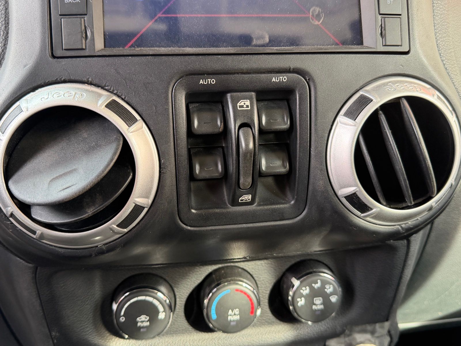 2014 Jeep Wrangler Unlimited Sahara - Photo 15