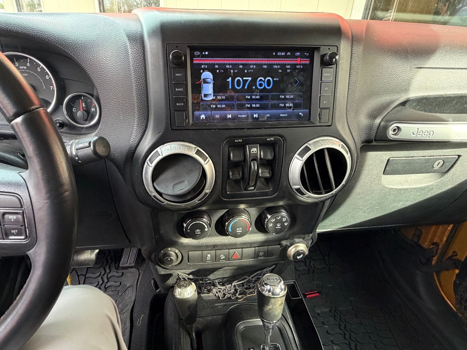 2014 Jeep Wrangler Unlimited Sahara - Photo 12