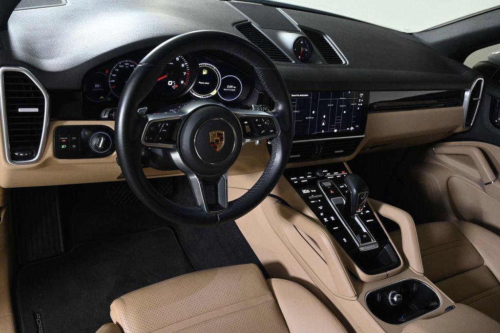 2022 Porsche Cayenne Platinum Edition photo 4