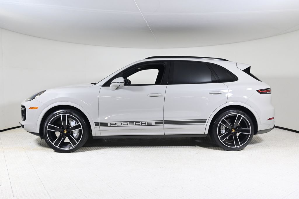 2021 Porsche Cayenne Turbo photo 2
