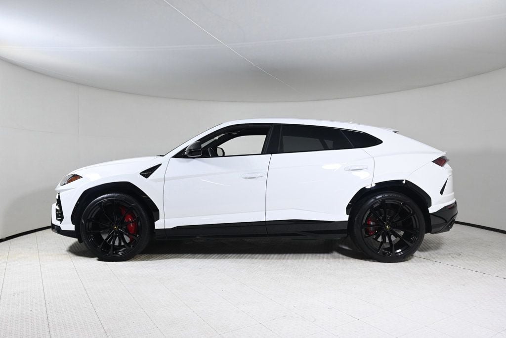 2022 Lamborghini Urus photo 2