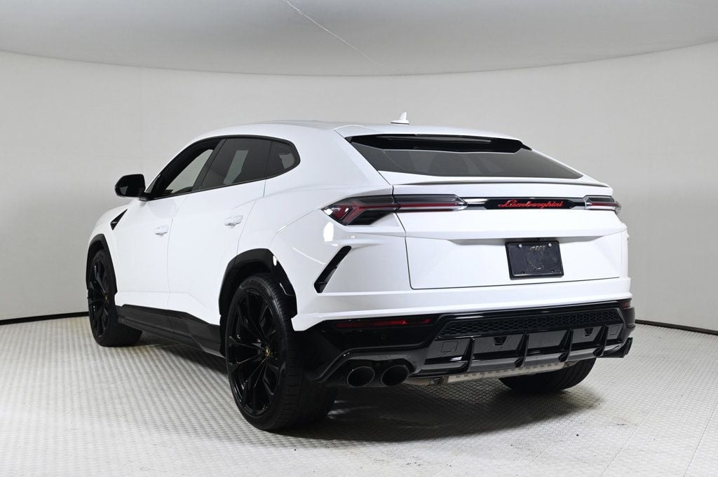 2022 Lamborghini Urus photo 3