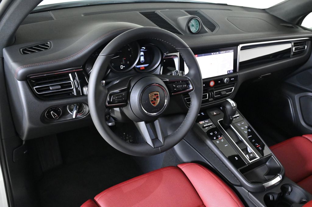 2026 Porsche Macan T photo 4