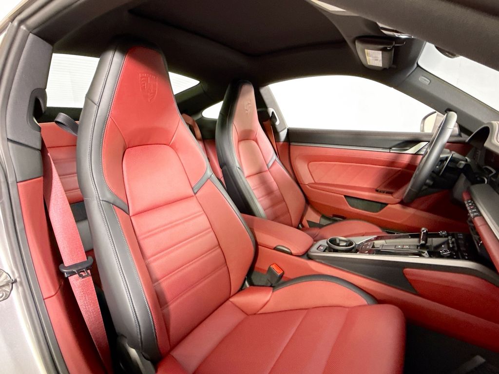 2025 Porsche 911 - Photo 18