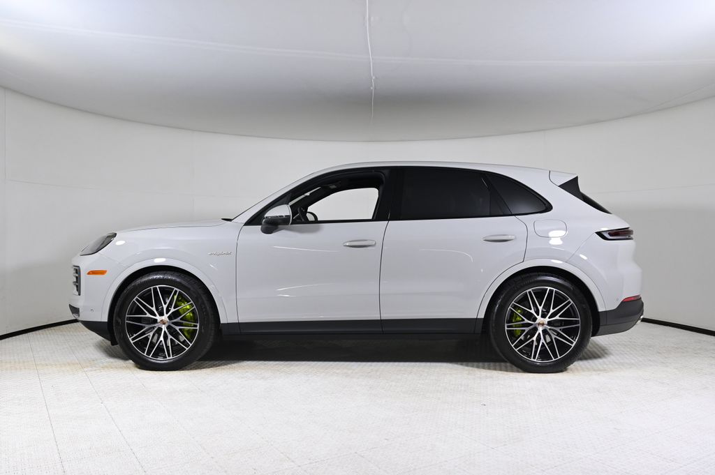 2025 Porsche Cayenne E-Hybrid S photo 2