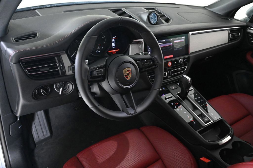 2025 Porsche Macan T photo 4