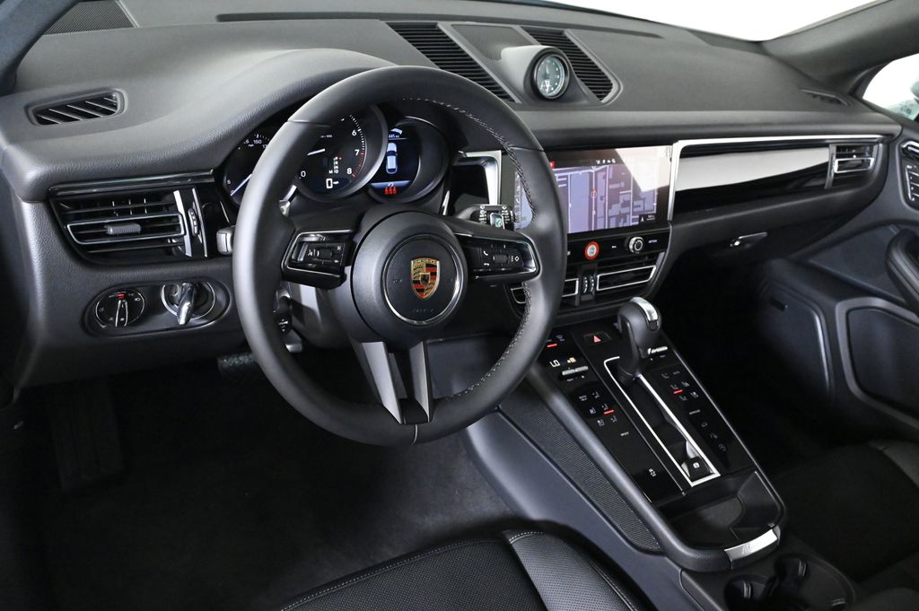 2026 Porsche Macan T photo 4
