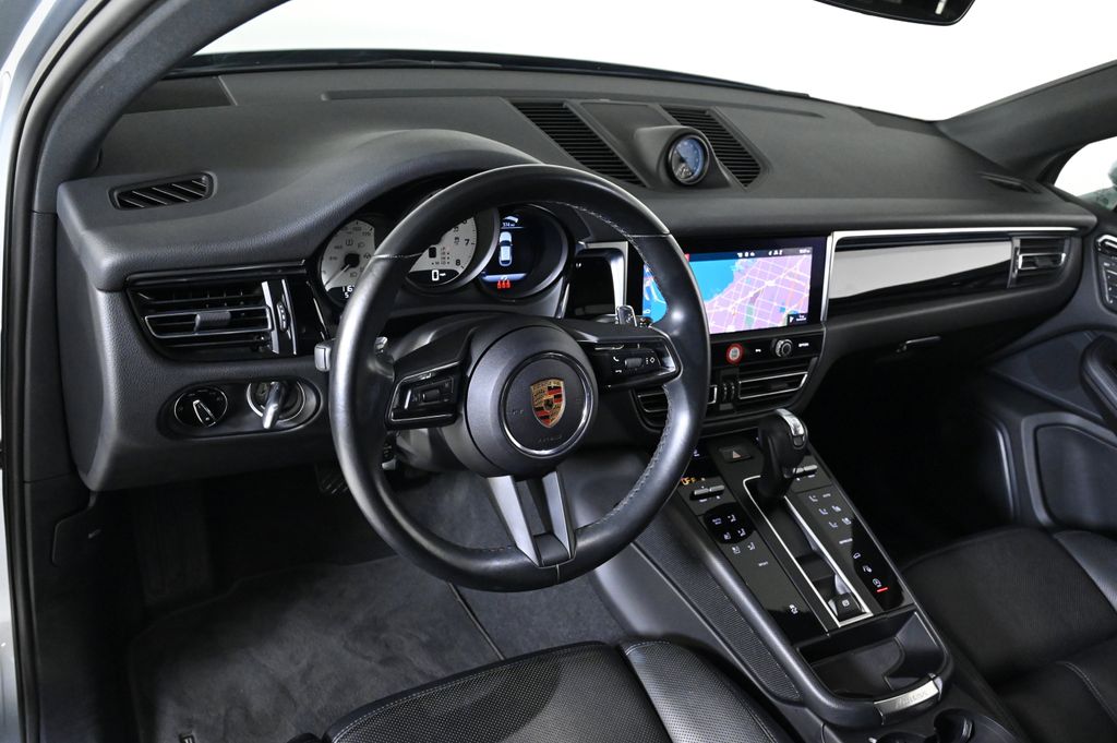 2024 Porsche Macan T photo 4