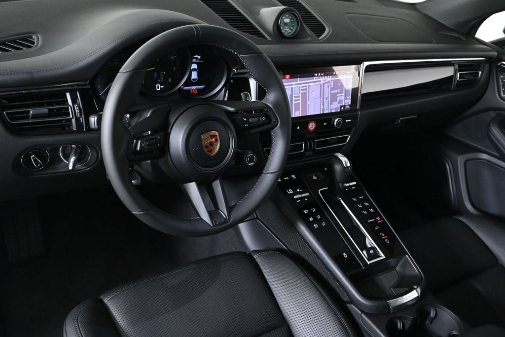 2026 Porsche Macan T photo 4