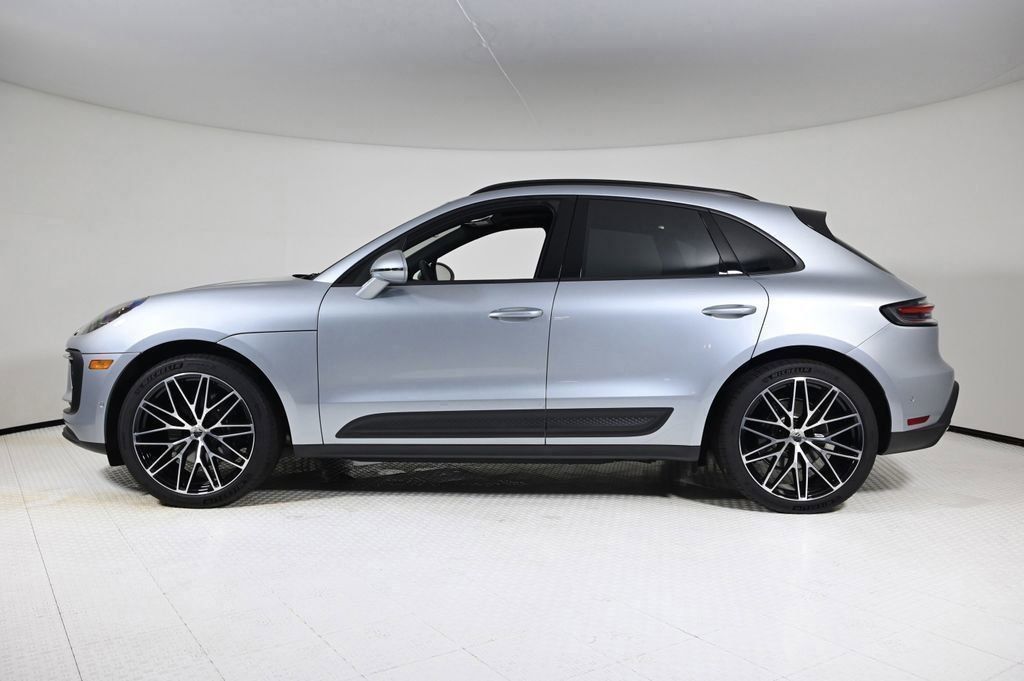 2025 Porsche Macan T photo 2