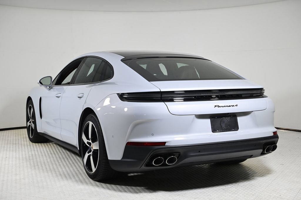 2024 Porsche Panamera 4 photo 3
