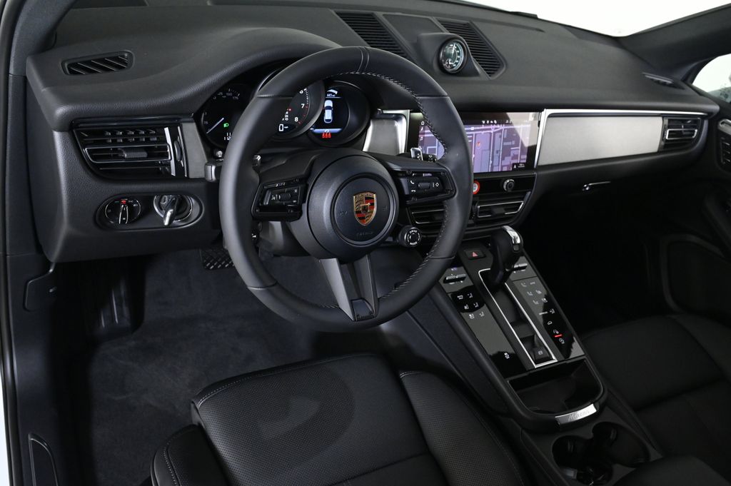 2026 Porsche Macan T photo 4