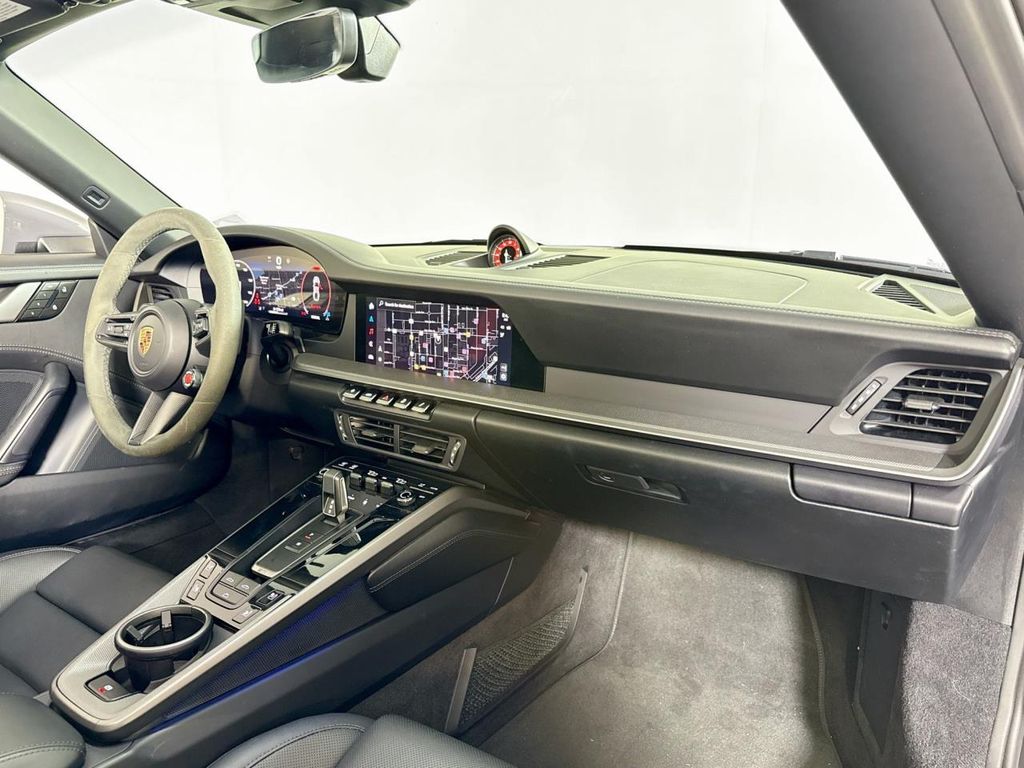 2025 Porsche 911 - Photo 17