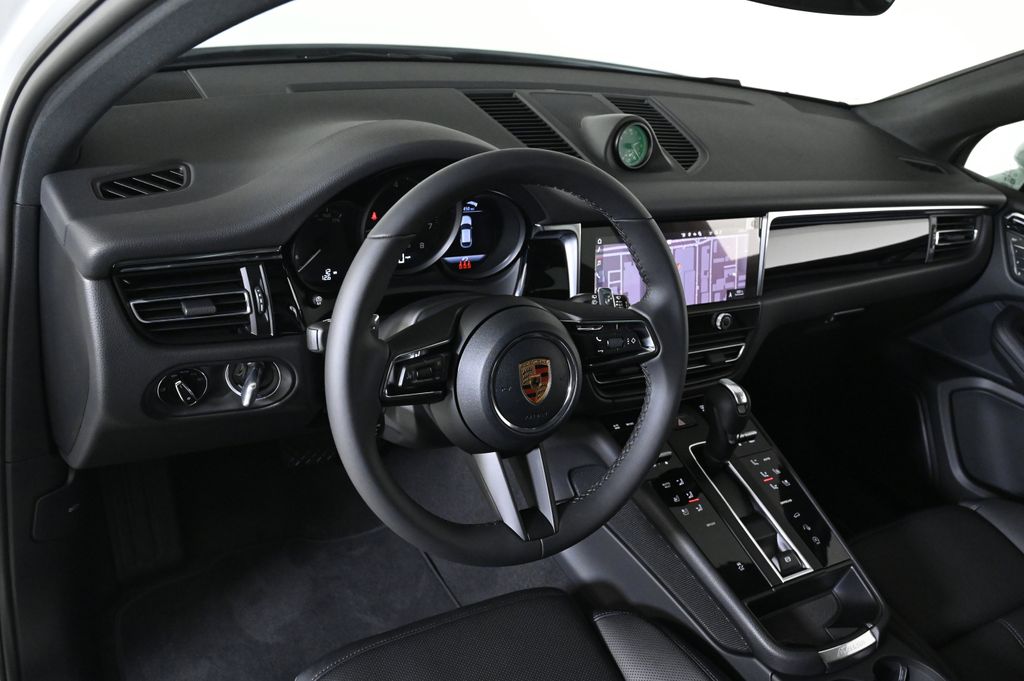 2026 Porsche Macan T photo 4