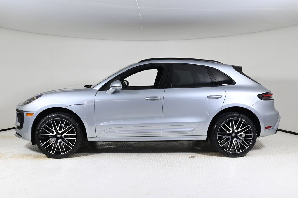 2024 Porsche Macan Base photo 2