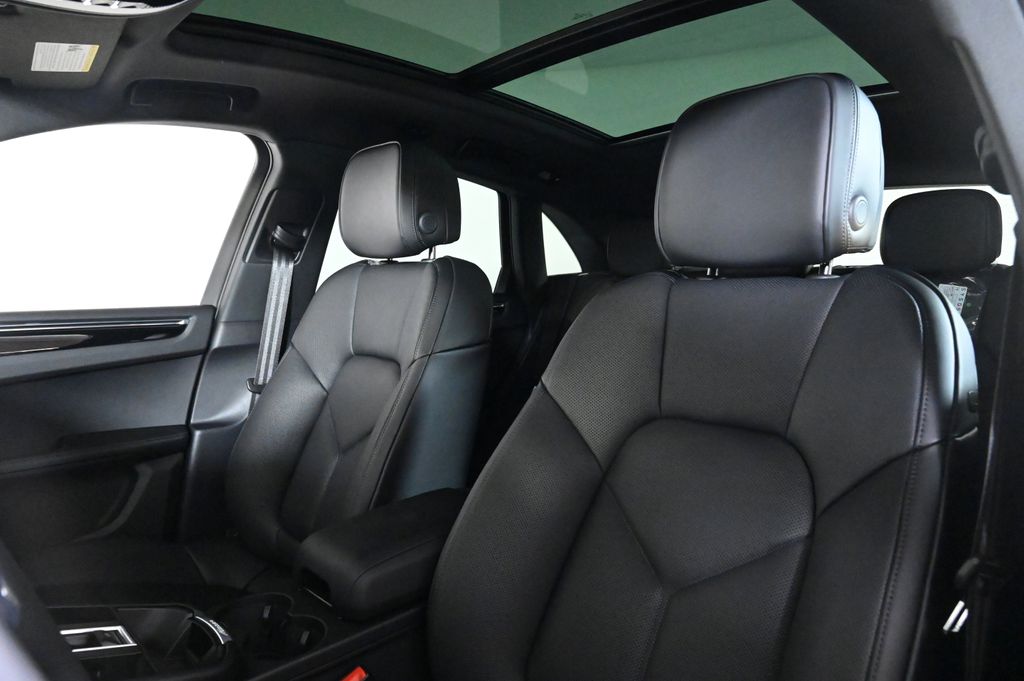 2026 Porsche Macan T photo 4