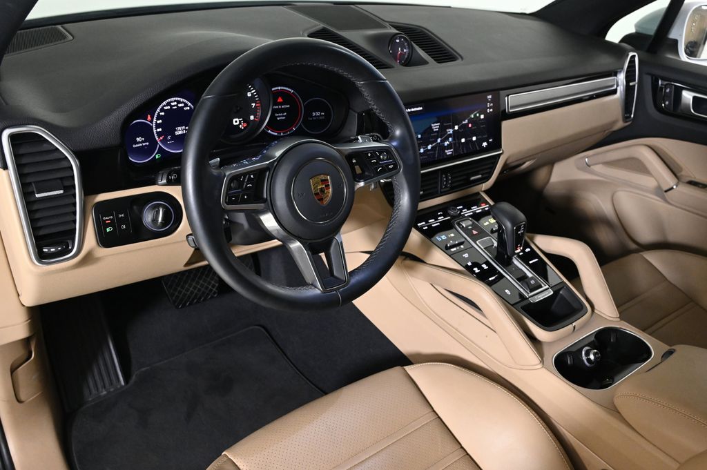 2023 Porsche Cayenne Platinum Edition photo 3