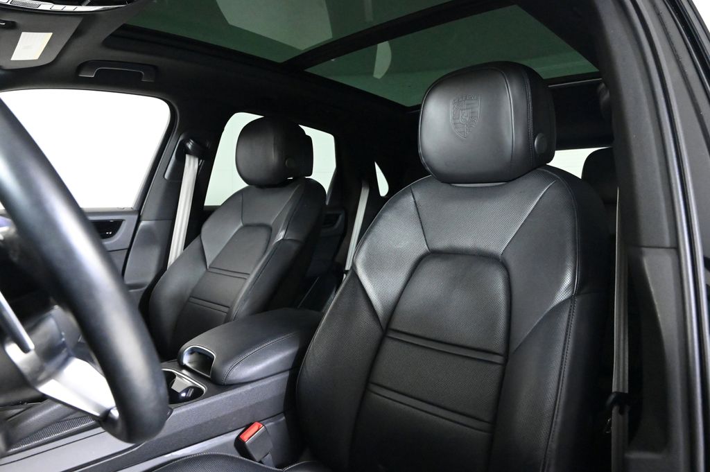 2023 Porsche Cayenne Platinum Edition photo 4