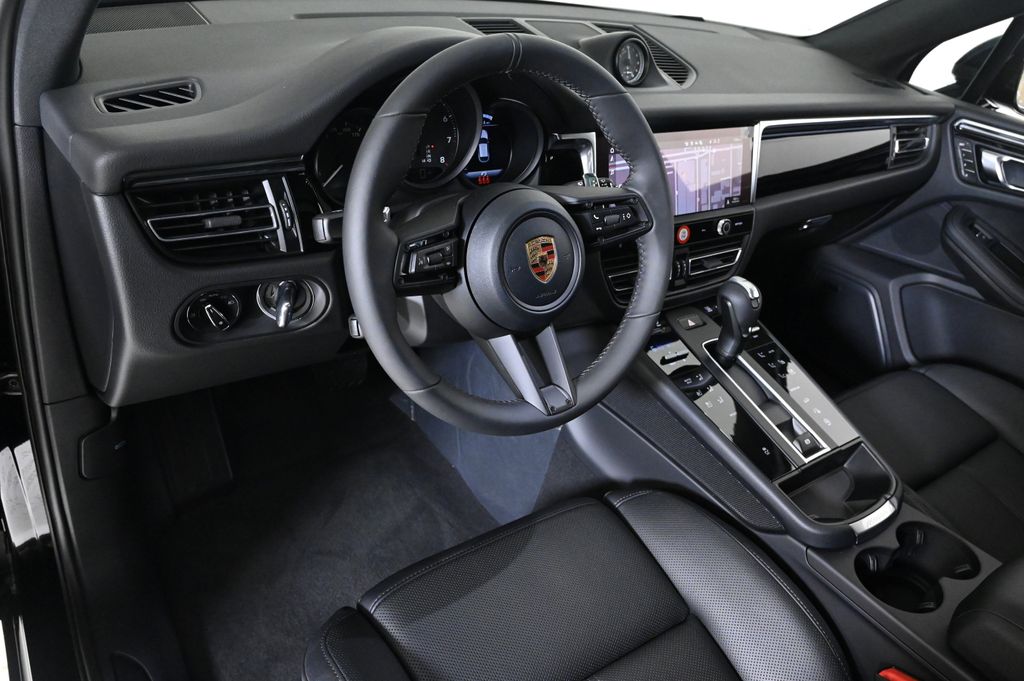 2026 Porsche Macan T photo 4
