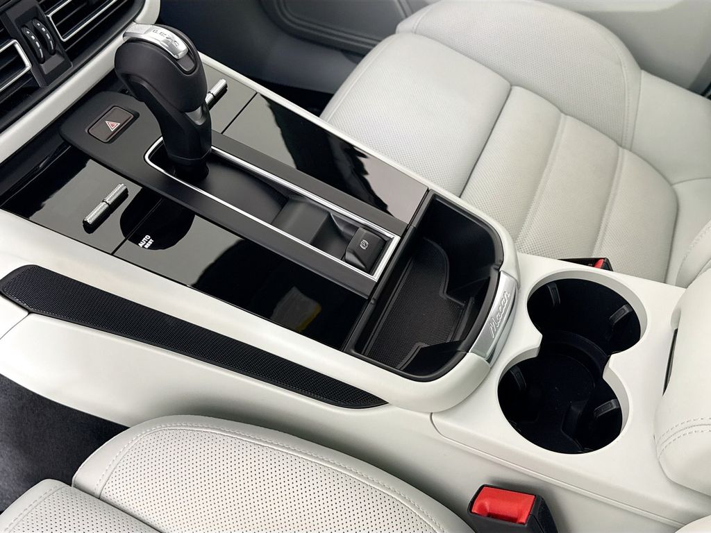 2025 Porsche Macan S - Photo 21